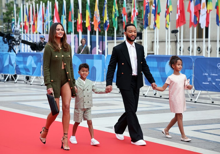 Foto Chrissy Teigen Di Duga Menggunakan Popok Saat Olimpiade Paris 2024